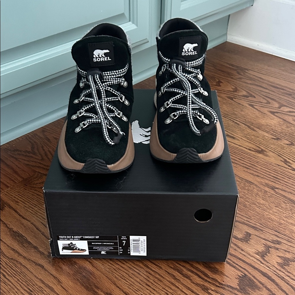 Sorel Black and Tan Lace-Up Boots